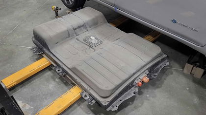 Steeds meer automobilisten vervangen zelf de accu van hun elektrische auto: goed idee?