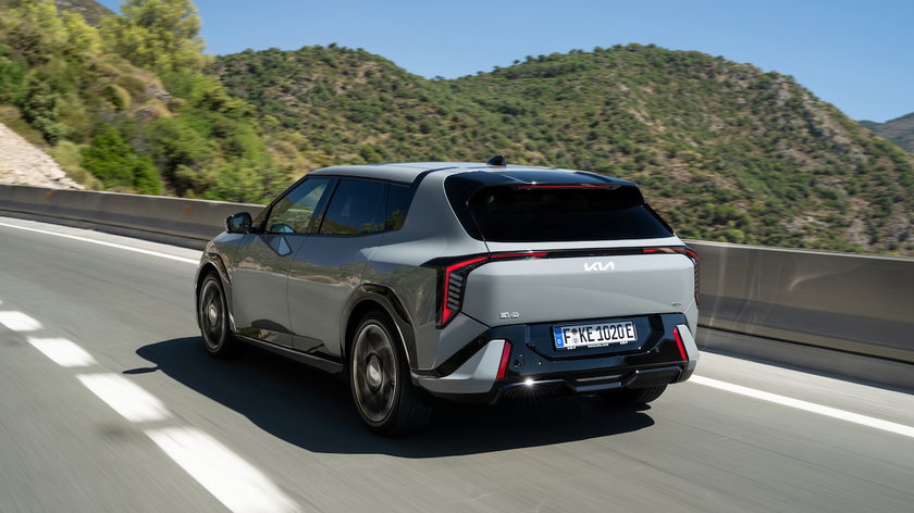 KIA-EV4-driving-achter-gocar