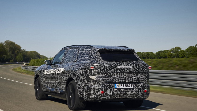 P90617821_highRes_testing-the-new-bmw-