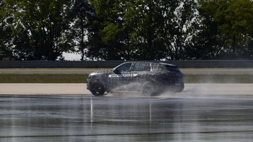 P90617825_highRes_testing-the-new-bmw-