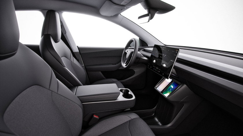 tesla-model-y-standard-2025-03