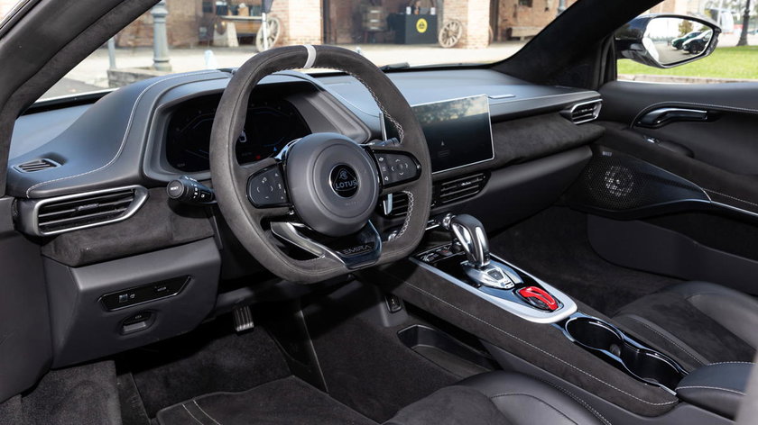 Lotus-Emira-Turbo-SE-interior (3)