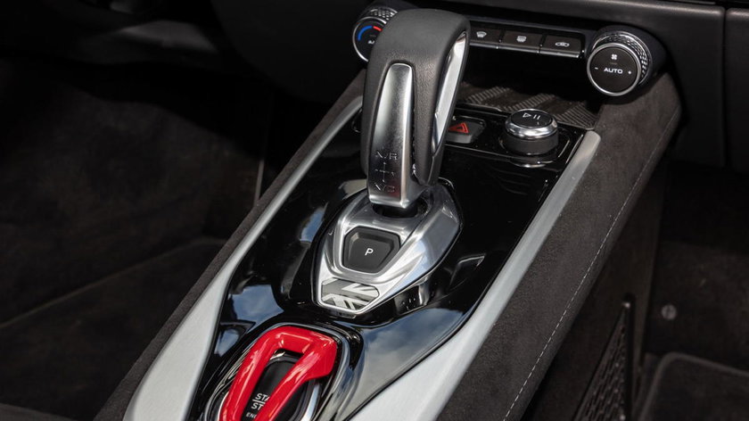 Lotus-Emira-Turbo-SE-interior (2)