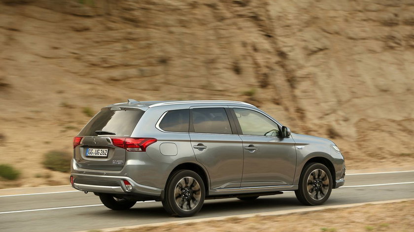 mitsubishi-outlander-phev-2015-11