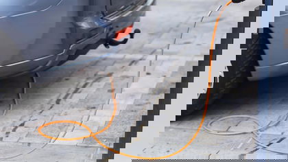 Thuis opladen: deze Belgische stad verbiedt kabels op het voetpad