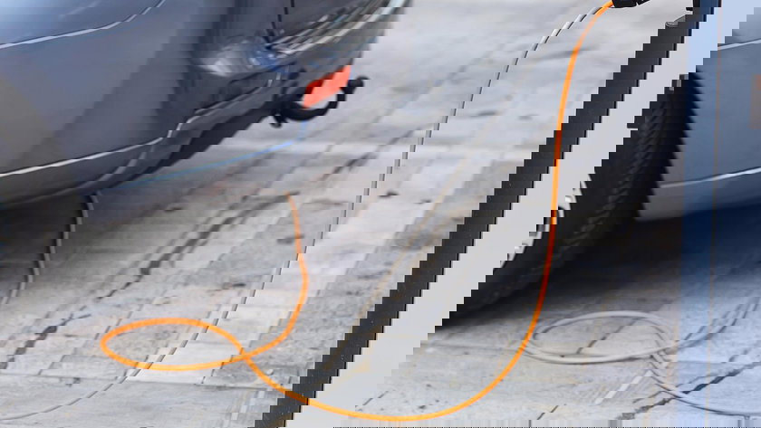 Recharge à domicile : cette ville belge dit stop aux câbles sur les trottoirs