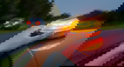 Dans ce pays européen, le triangle de signalisation vit ses dernières heures. Et en Belgique ?