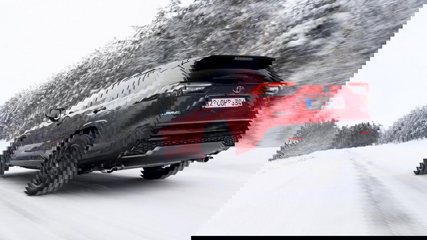 En hiver, faut-il laisser tourner son moteur avant de partir ?