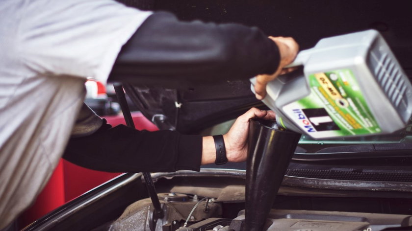 La vidange de votre voiture ancienne : plutôt avant ou après l’hivernage ?