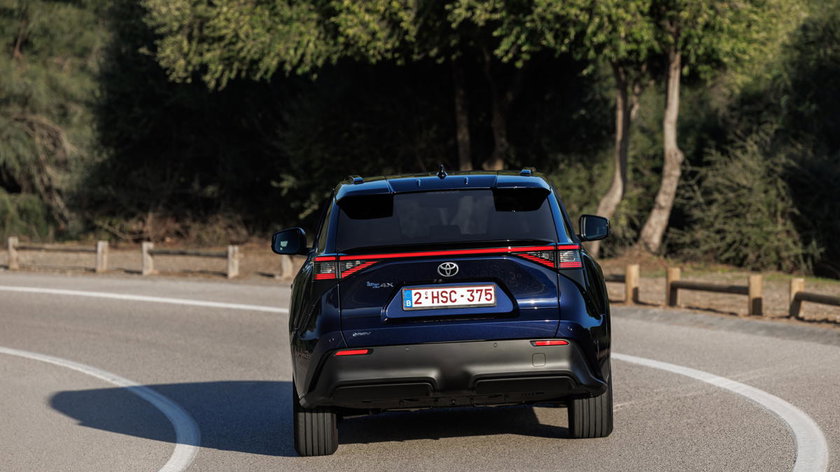 2026_bZ4X FWD_Deep Blue Metallic_Dynamic_012