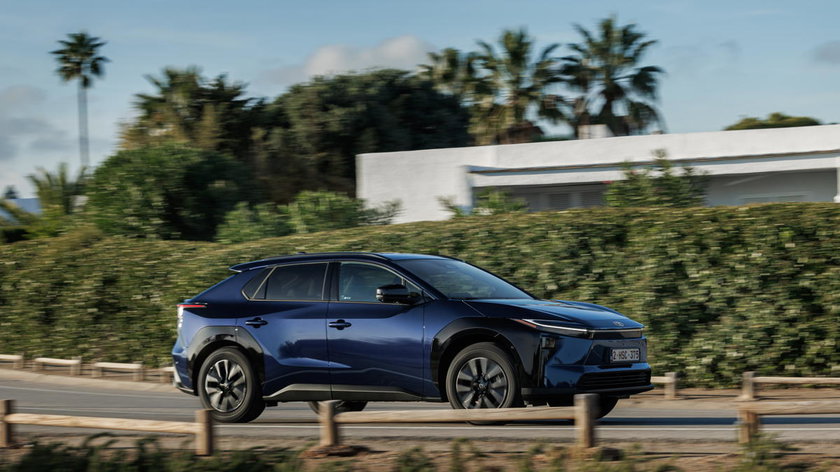 2026_bZ4X FWD_Deep Blue Metallic_Dynamic_014