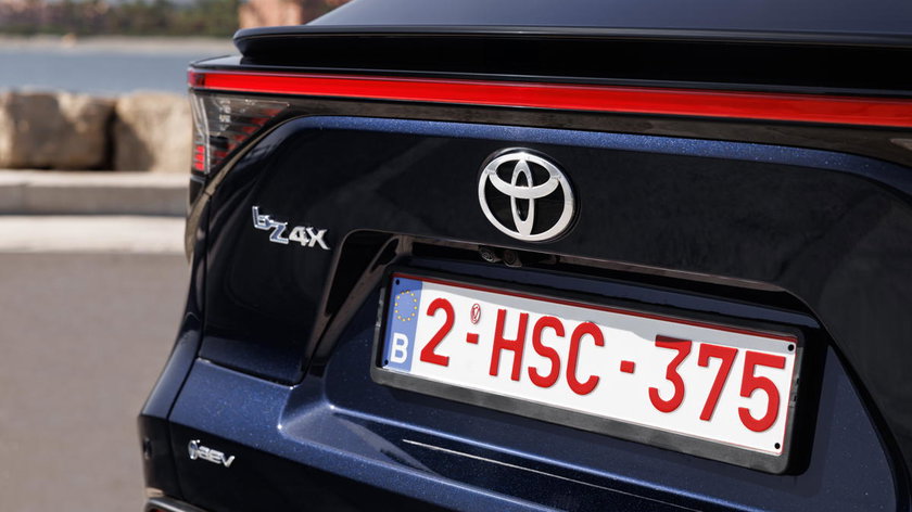 2026_bZ4X FWD_Deep Blue Metallic_Exterior_012