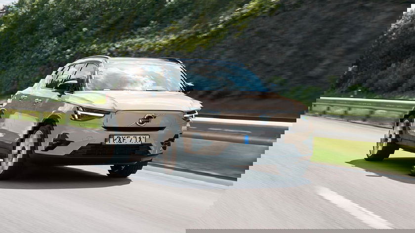 2024-07-2025-volvo-ex40-rollers-06