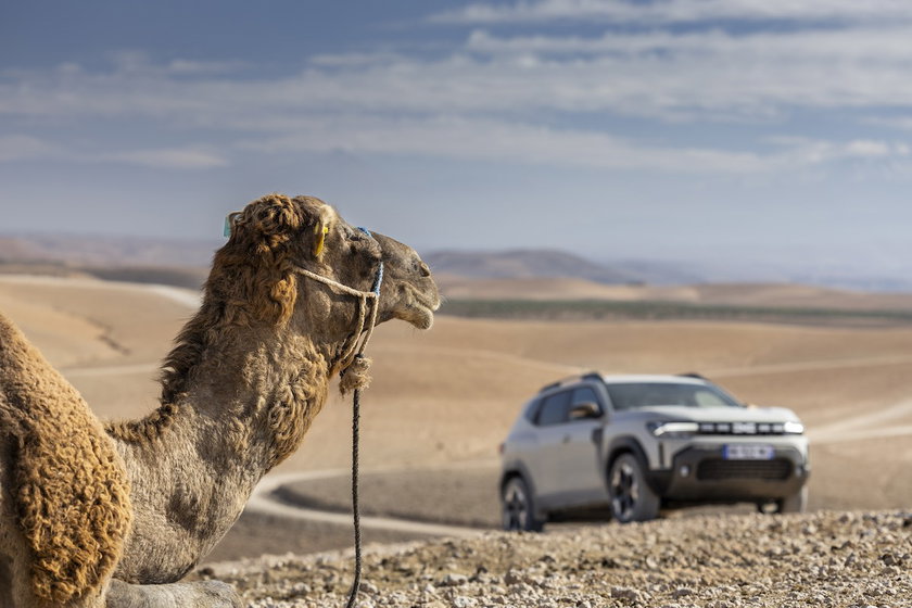 Dacia-Duster-hybrid-G-150-4x4-kameel-gpcar