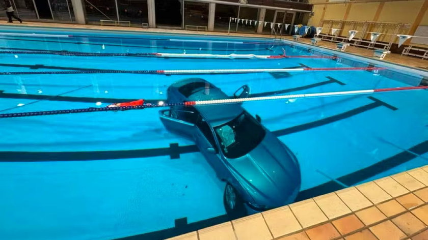 Cette Jaguar XF a fini sa course dans une piscine !