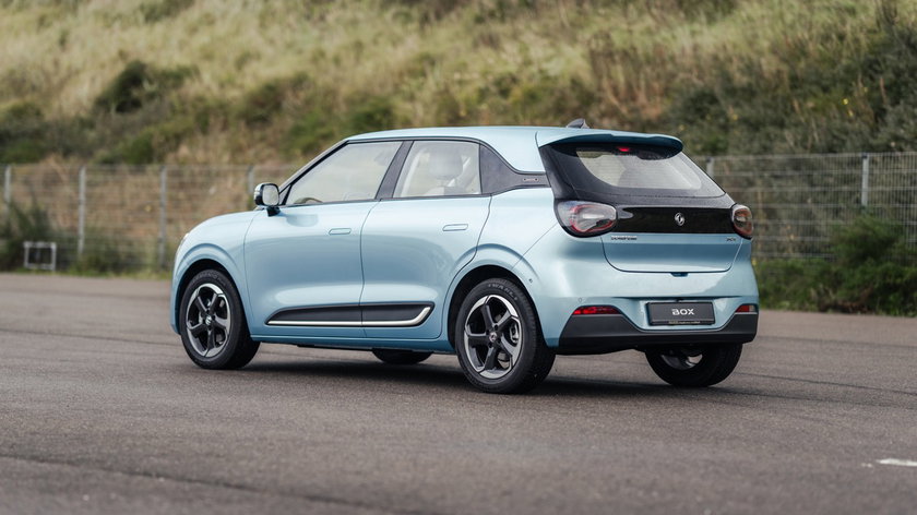 Dongfeng-Box-stilstaand-achterkant