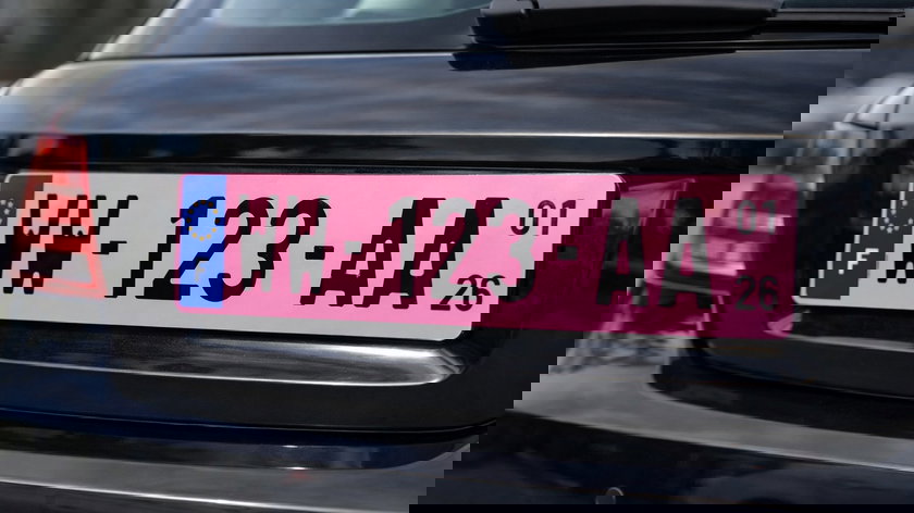 Dit Europese land voert de roze nummerplaat in. Maar waar dient ze voor?