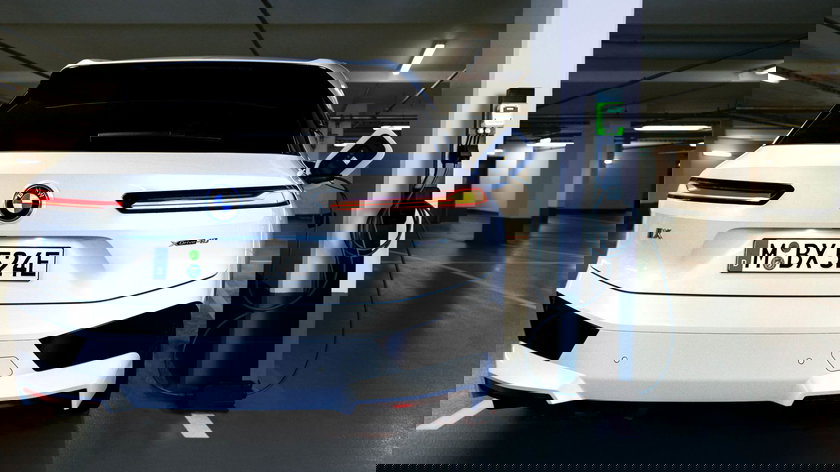 P90448990_highRes_the-fully-electric-b