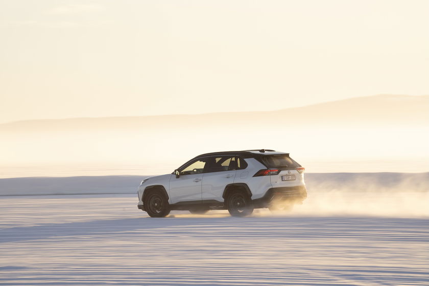 2023-rav4-hybrid-gr-sport-dynamic-029-2