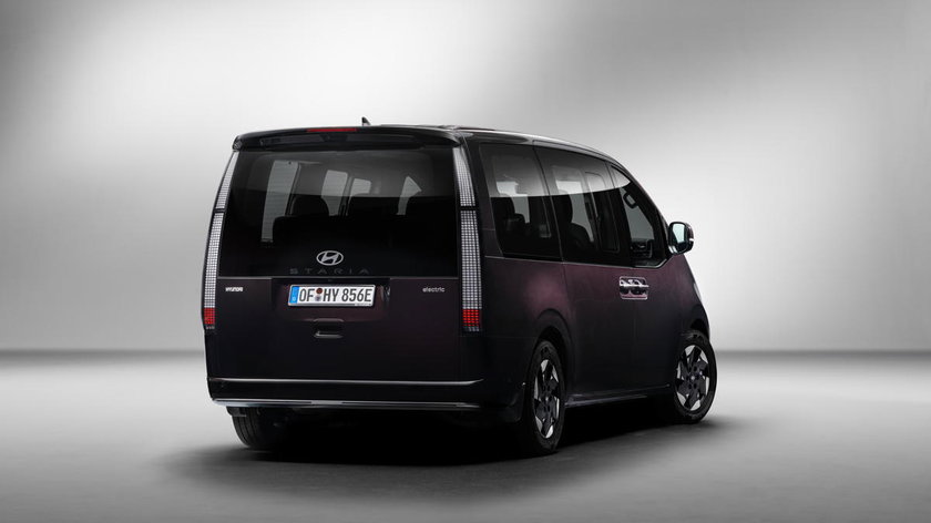 STARIA_Electric_Key_visual_02