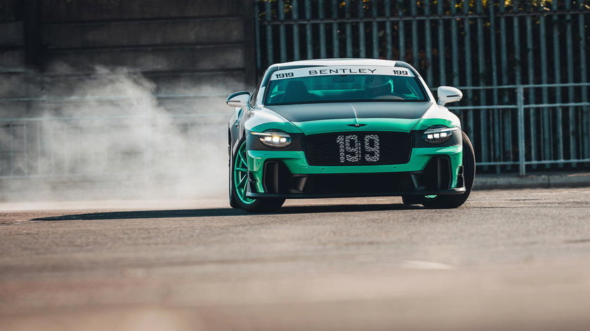 Stuntpiloot drijft Supersports tot het uiterste op binnenplaats van Bentley-fabriek