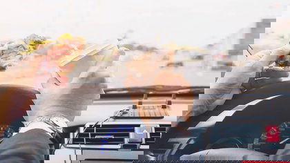 Manger, se maquiller, boire au volant : ce que la loi autorise vraiment en Belgique