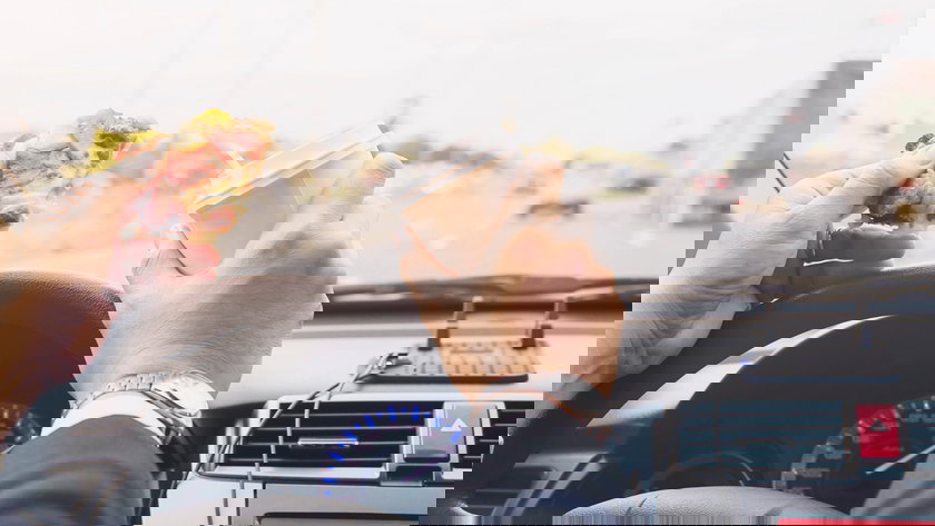 Eten, make-up aanbrengen, drinken tijdens het rijden: wat zegt de wet?