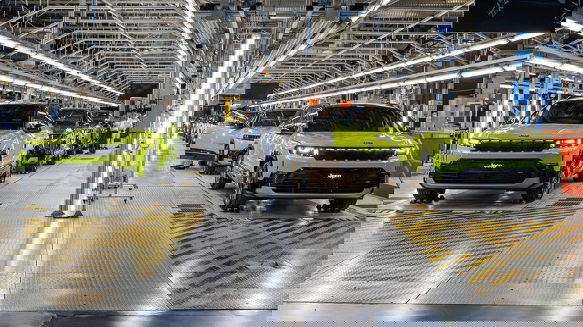 Stellantis arrête le tout électrique et ça va lui coûter 22 milliards d’euros