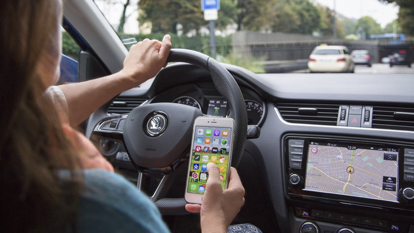 smartphone-aan-het-stuur-gocar