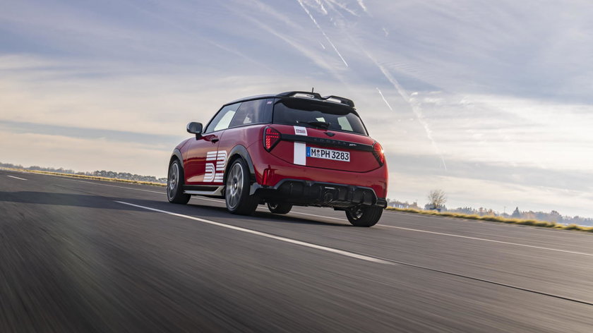 P90625047_highRes_mini-jcw-1965-victor