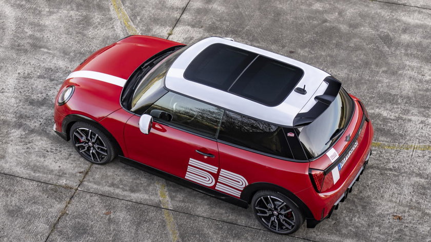 P90625059_highRes_mini-jcw-1965-victor