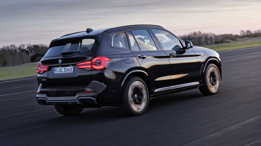 P90432177_highRes_the-new-bmw-ix3-8-20