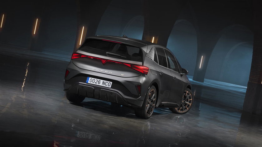 02_New-CUPRA-Born-brings-electrifying-performance-with-new-striking-design-improved-interiors-and-greater-technology_HQ
