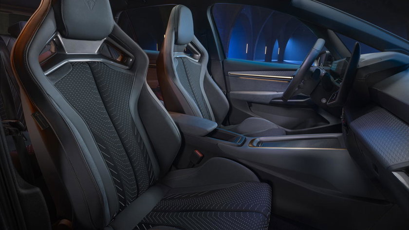 11_New-CUPRA-Born-brings-electrifying-performance-with-new-striking-design-improved-interiors-and-greater-technology_HQ