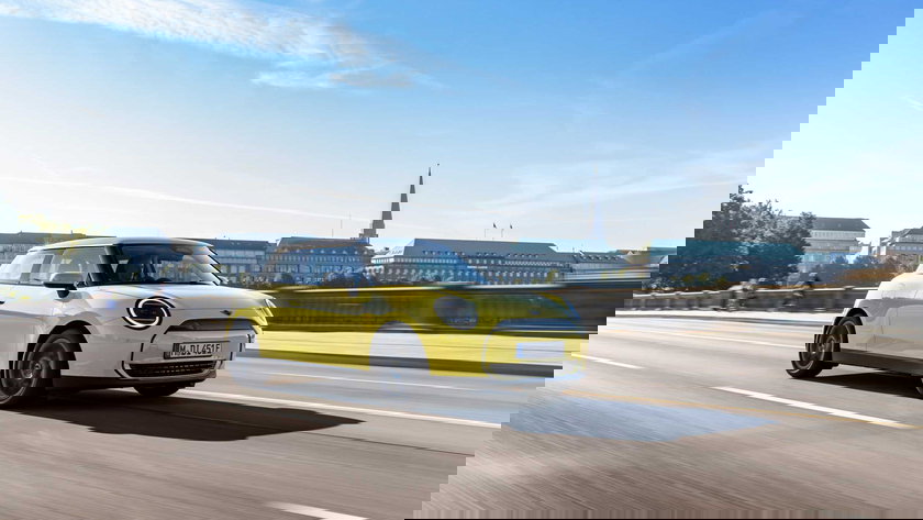 P90537188-mini-cooper-e-02-2024-2250px