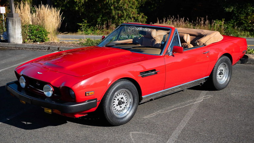 Deze Aston Martin uit de tv-serie Dynasty staat te koop