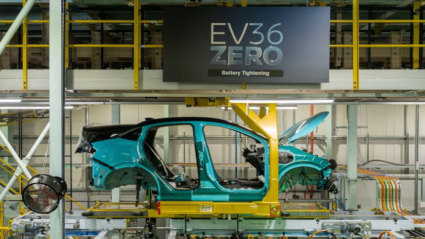 Les voitures électriques deviennent abordables, mais pas grâce aux constructeurs