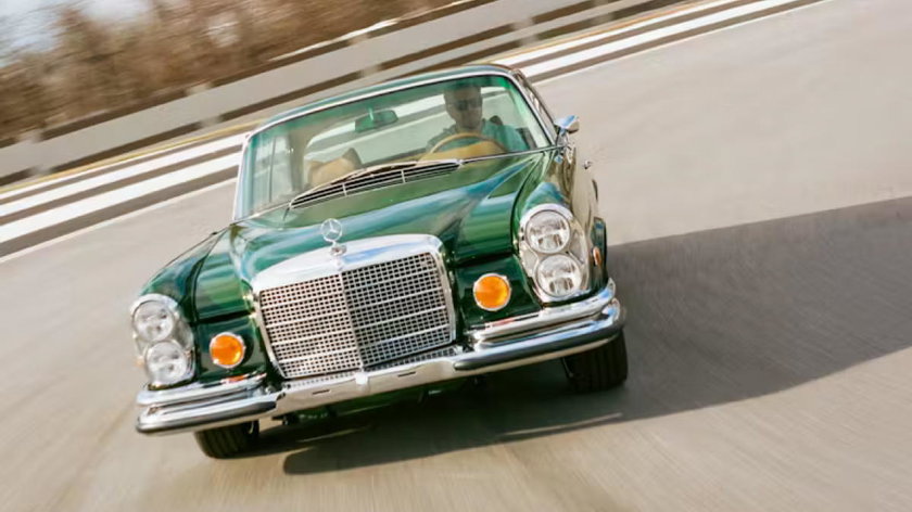 Mercedes 280 SE Retro Designs: donder onder de motorkap