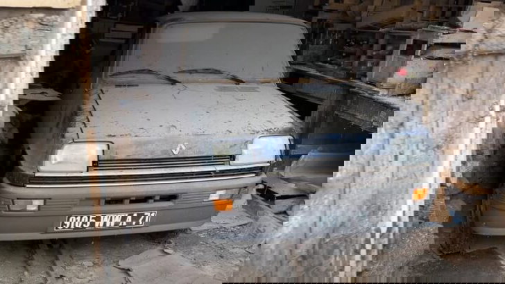 43 jaar in een schuur, 12 km op de teller: het ongelooflijke verhaal van deze Renault 5 die een fortuin waard bleek
