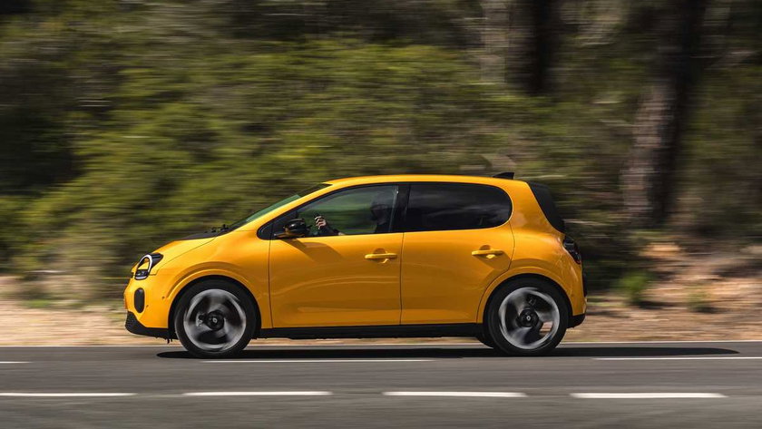 RenaultTwingoE-TechElectric_MangoYellow_Action©ThomasCortesi-4
