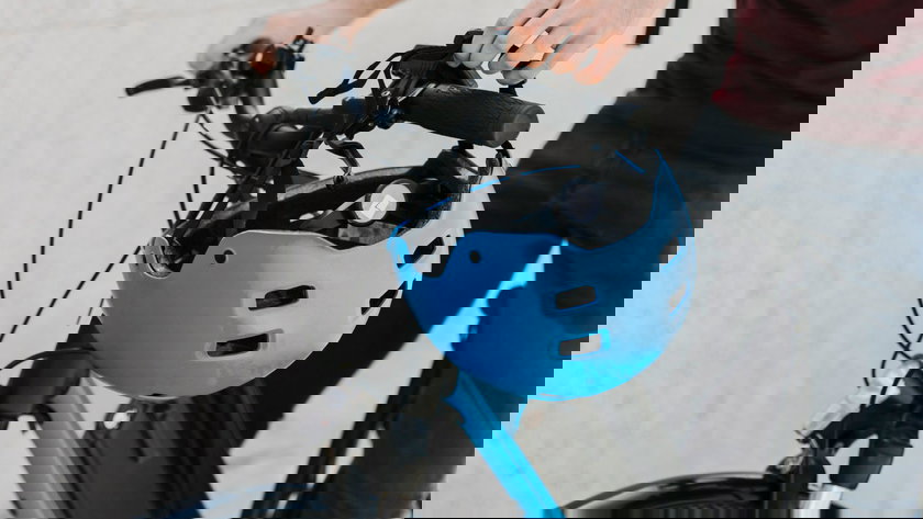 Fietsen en elektrische steps: België neemt eindelijk een besluit over de helmplicht voor voertuigen die harder gaan dan 20 km/u