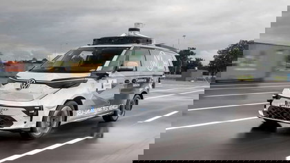 Mercedes, Volkswagen en Waymo willen doorbreken met robotaxi’s in Europa, maar 70% van de bestuurders ziet het niet zitten