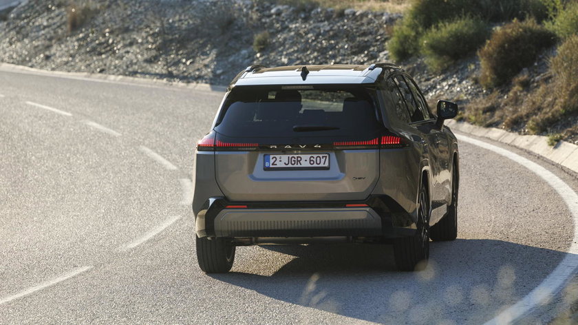 2026_RAV4 HEV_Avantgarde Bronze_dynamic_006