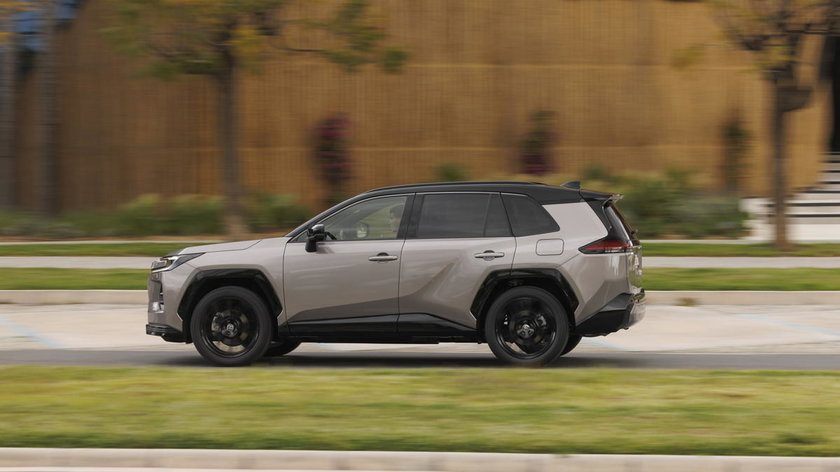 2026_RAV4 HEV_Avantgarde Bronze_dynamic_016