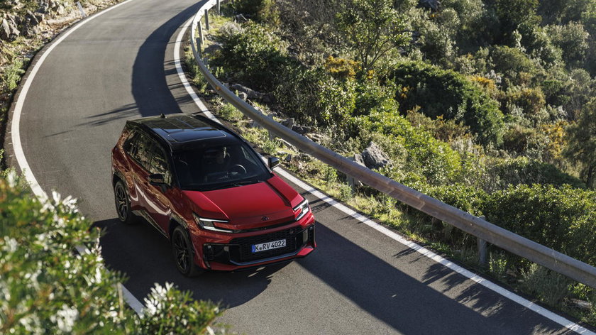 2026_RAV4 PHEV_GRS_Emotional Red_dynamic_017