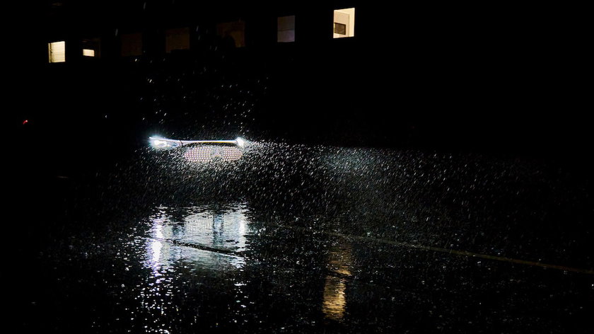 adac-ev_tests_wetterassistent-dunkelheit-regen-2604-download