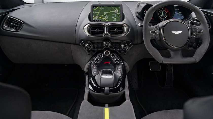 Aston_Martin_Vantage_F1_Edition_3