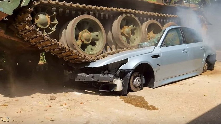 Il écrase une BMW M5 avec…son char d’assaut !