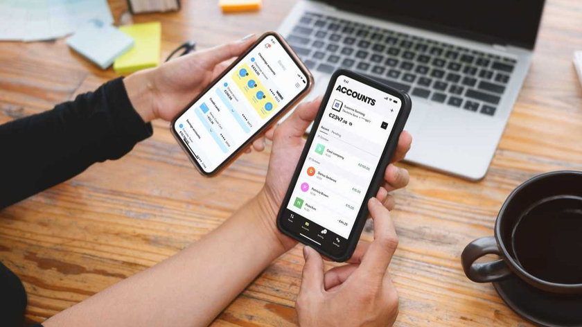 Friends-cellphone-wero-bank