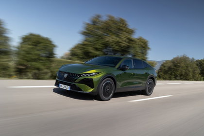 TEST Peugeot 408 (2026) strijkt de manen glad om opnieuw te verleiden